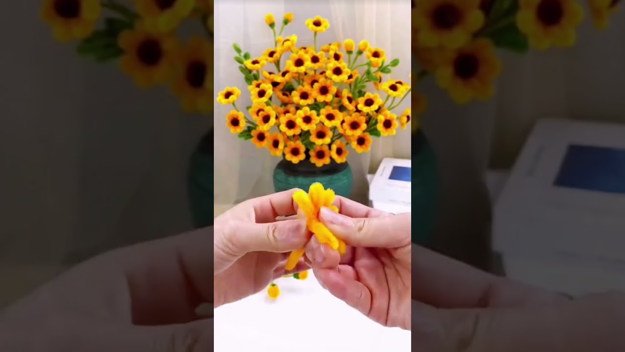 Create a Mini Pipe Cleaner Sunflower in 1 Minute!🌻| Easy DIY #Fuzzay #pipecleaners #tutorial #shorts