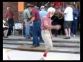 Дед танцует шафл 
