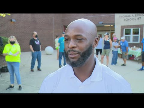 Reggie Wayne returns to Indy to help with neighborhood cleanup project