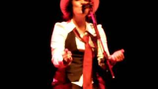 Isabella Taviani no Espaço Tom Jobim - CANTANDO  TOM JOBIM