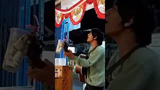 Download lagu Pengamen suara bagus nyayikan lagu rasa yang tertinggal mp3