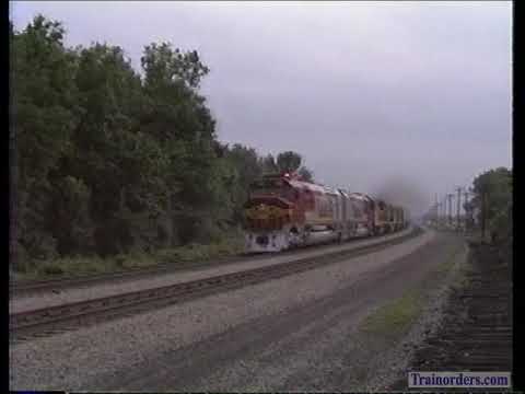 Classic Railroad Series 1206 - Maiden Run - Santa Fe FP45 Warbonnet re-paints