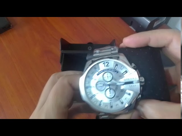 Vídeo relacionado con Diesel Reloj Mega Chief para Hombre, movimiento Ana-Digi con correa de silicona, acero inoxidable o piel, 51 mm, Negro y tono dorado