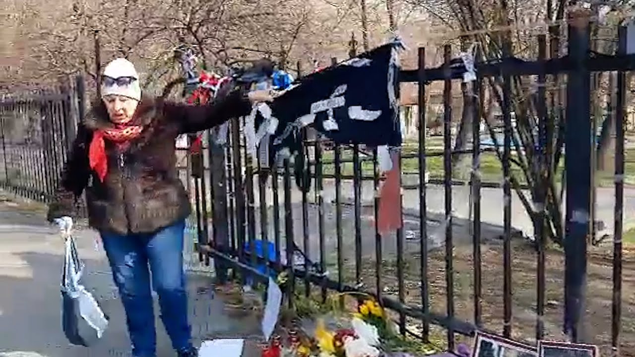 Մի կին պոկեց Նավալնիի հիշատակին նվիրված նկարները, ծաղիկները