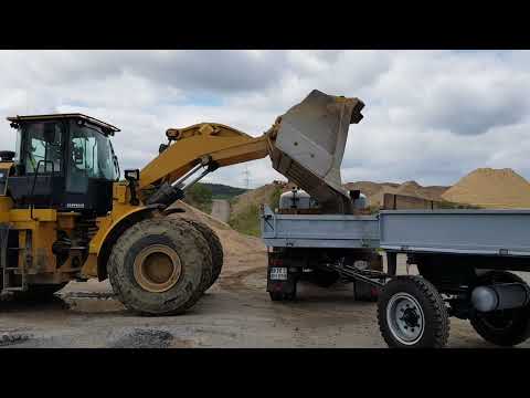 IFA S4000 Kipper mit Anhänger beim Frostschutz laden.