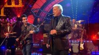 Dave Swift on Bass with Jools Holland backing Tom Jones &amp; Kelly Jones &quot;Mama Told Me Not To Come&quot;