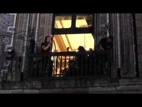 Carlos ann serenata desde el balcon de los azulejos de Madero ciudad de México