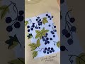 REMERA BASICA ESTAMPADA FRUITS BLACK CURRANT