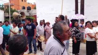 preview picture of video 'Chila de las flores Puebla procesión  de la  Virgen de la Asunción 2013'