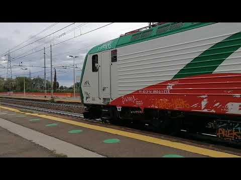 ATR 125 108 per il treno regionale 5087, E 464 892 FER per il treno RV 2282