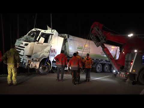 Schramberg, Sattelzug stürzt steilen Abhang hinunter