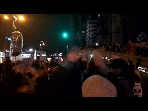 Vor dem Kölner Dom am 7.2.2022 ! Hunderte Demonstranten klatschen gleichzeitig.