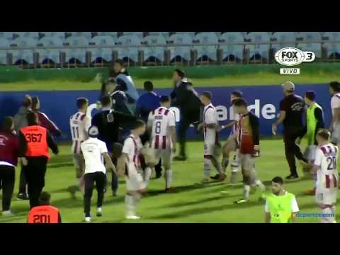 Jugadores de River Plate corrieron a Preciado, de Independiente del valle, y agarró el banderin