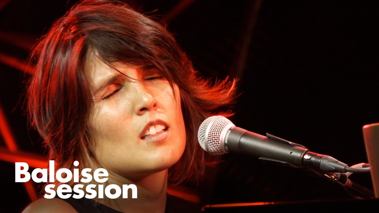 Miniature de la vidéo Tanita Tikaram -  Dust On My Shoes (Live at Baloise Session 2011, formerly known as Avo Session) du film Tanita Tikaram: AVO Session, Basel