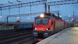Электровоз ЭП20-066 с поездом №102 Адлер-Москва пролетает станцию Перово