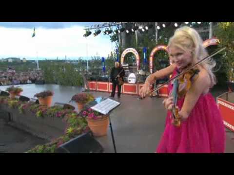Kalle Moraeus, Linda Lampenius och Alexander Rybak - fiolmedley (Allsång på skansen 2012)