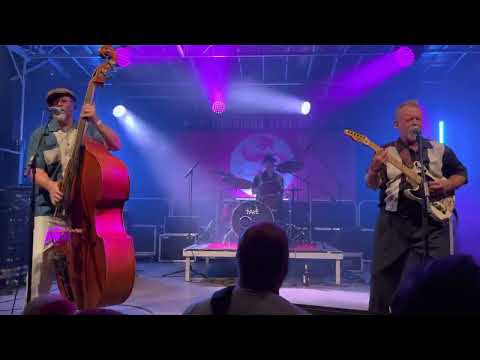 RESTLESS - Long black shiny car