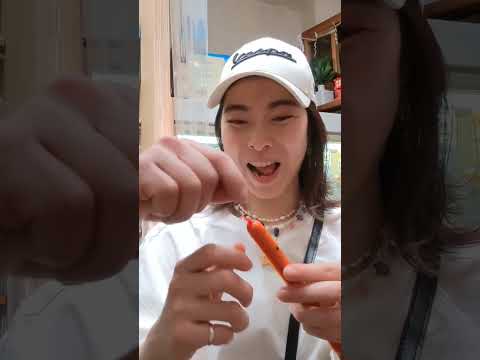 Una chica a la que le encanta beber bebidas mientras está parada en una licorería. [Osaka Umeda]