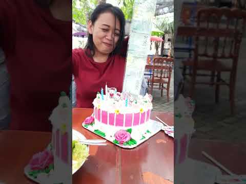 kaget embak nya dapat kejutan apa isinya ya,, 🤔#birthdaycake #kuetartsimpel #manycake