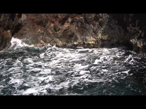 Arcobaleno di mare prodotto dal soffio d'acqua di una grotta marina. Isola di Capraia. - brescialeonessa - 29 giugno 2012