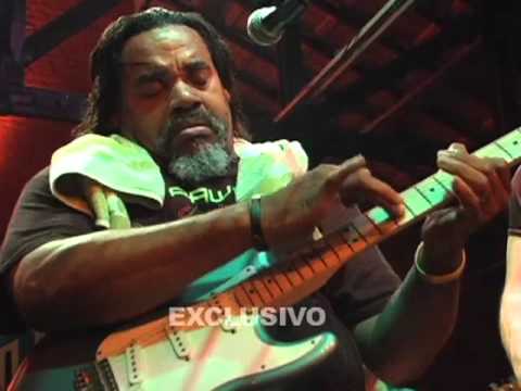 Um solo de Guitarra do além com Ike Willis and The Central Scrutinizer Band