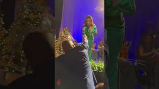 Shaking @jenniferhudson hand.