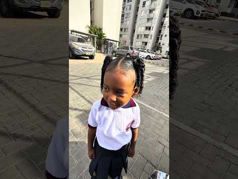 Isabella se va para el colegio en moto