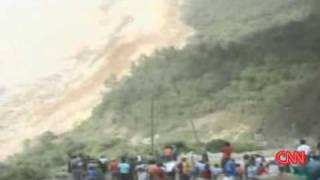 preview picture of video 'More than 30 dead in Guatemala landslide Derrumbe en San Cristobal Verapaz, Alta Verapaz'