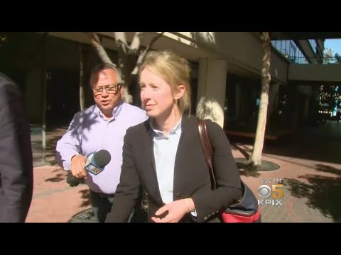 Theranos首席執行官被控10億美元醫療欺詐案出庭受審 (Theranos CEO Accused Of Billion Dollar Medical Fraud Appears In Court)