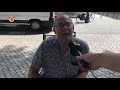Het bloedhete plein is afgezet, nu wachten fanatiekelingen naast het lint