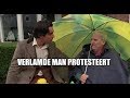 Verlamde man protesteert in de regen voor nieuwe woning