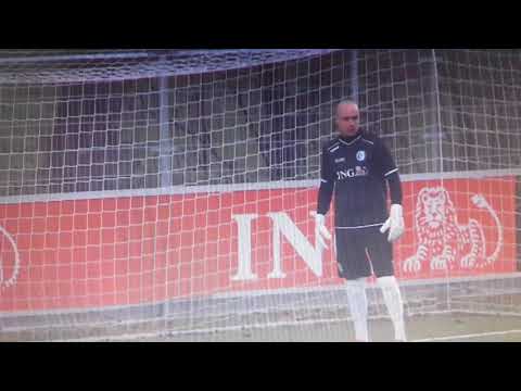 Vuiststoot in maag Lulinho Martins