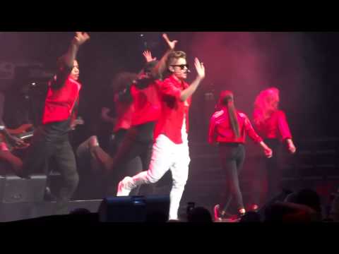 Beauty and a Beat Live - Justin Bieber