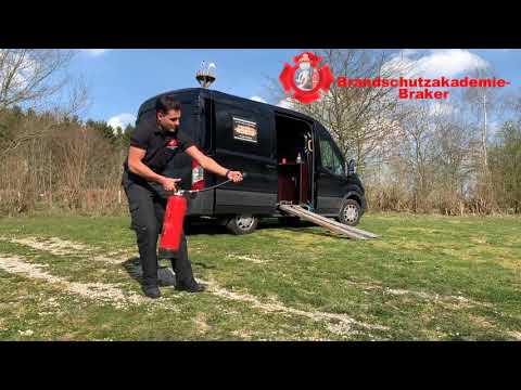 Brandschutzakademie-Braker - Umgang mit Feuerlöschern an einem gasbetriebenem Löschtrainer.