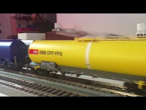 Re 486 BLS con convoglio misto cisterne e trasporto militare