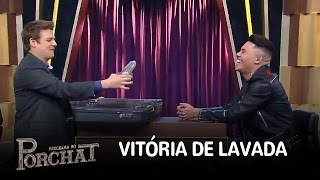 Felipe Araújo humilha Fábio Porchat no jogo &quot;A Mala é Falsa&quot;