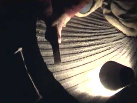 Het billen van molenstenen op De Zandhaas. Dressing the millstones of De Zandhaas windmill.