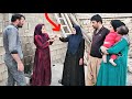 Mutter Oder Ehefrau Narges Hindert Mohammad Daran In Die Stadt Zu Gehen Man Nashnova Village Duva