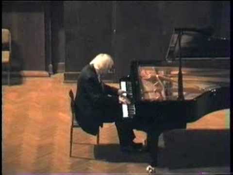 Mikhail Olenev plays Mozart
