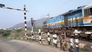 preview picture of video '#WDP4b(40036) of #UBL with Vijayawada to Hubbali Passenger rushing through Mangalagiri curve.'