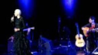 Mariza singing 'Alma de Vento' at the Culturgest, 16/06/08