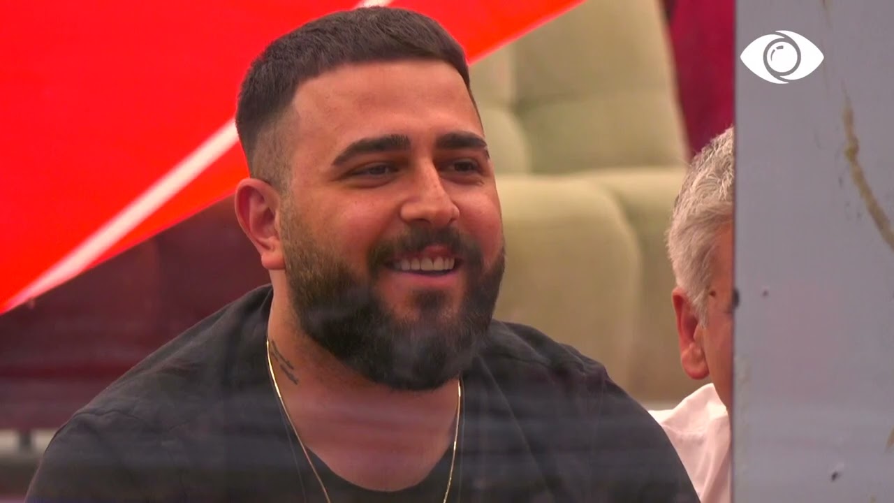 Lorenci dhe Kristi luajnë playstation/ Fiton Lorenci