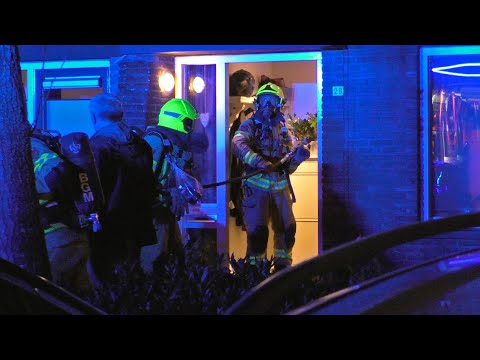 Scooter in brand aan achterzijde van woning aan de Botter in Nijkerk | Brandweer Nijkerk met spoed