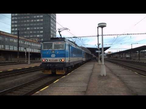 Příjezd vlaku Os 6808 (ČD 163.077 "Lenička" vzadu) - Most, 28. 10. 2013