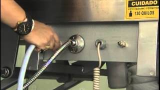 Enfermeira cria maca-chuveiro que dá banho quente em doente acamado