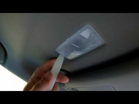 Toyota Camry 2020: sisävalaistus hehkulamput ledeiksi