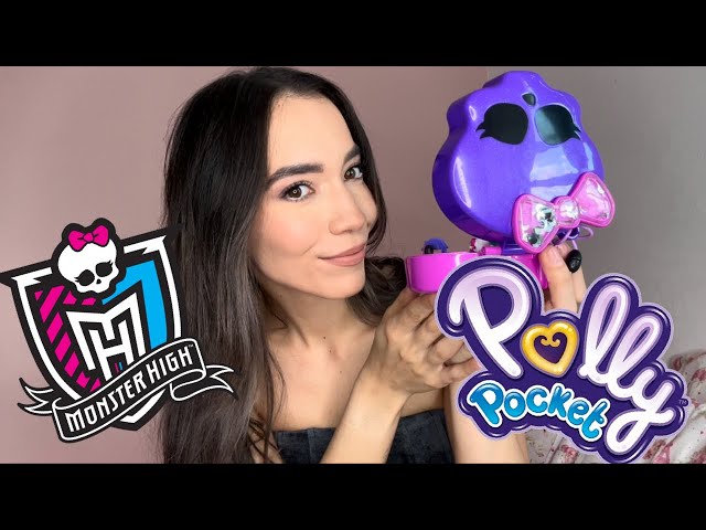 Vídeo relacionado con Polly Pocket Estuche Monster High Set de Juego con 3 muñecas y Accesorios, se Convierte en Instituto, Juguete +4 años (Mattel HVV58)