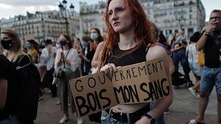 Kadın hakları savunucuları Paris’te cinsel şiddet yasası için sokakta