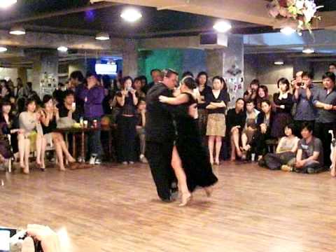  Natalia Hills  and  Gabriel Missé  are  dancing  to  the  tango  "  Paciencia  "