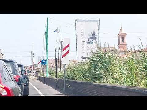 Passaggio della Freccia Orobica al passaggio a livello di Cesenatico.